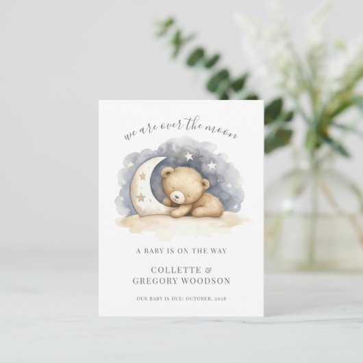 Over The Moon Baby Beer Maan Sterren Zwangerschap  Aankondigingskaart (Staand voorkant)