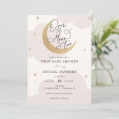 Over the Moon voor twee tweelingmeisjes Baby showe Kaart (Staand voorkant)