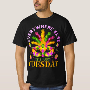 OVERAL IS HET ALLEEN MAAR DINSDAG FUN MARDI GRAS T-SHIRT