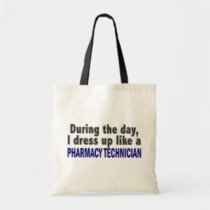 Overdag dress ik als apotheker tote bag