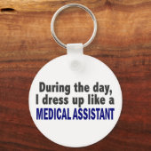 Overdag dress ik als medisch assistent sleutelhanger (Voorkant)