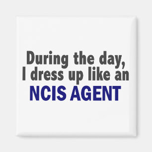 Overdag verkleed ik me als een NCIS agent Magneet