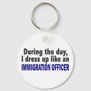 Overdag zet ik de immigratiebeambte op sleutelhanger
