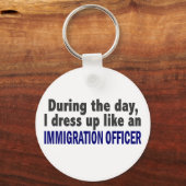 Overdag zet ik de immigratiebeambte op sleutelhanger (Voorkant)