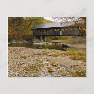 Overdekte brug van Newry over rivier in de herfst Briefkaart