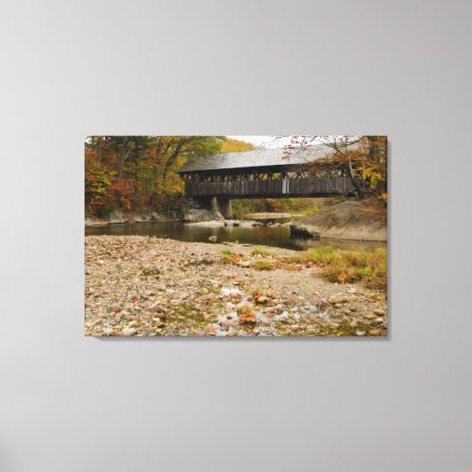Overdekte brug van Newry over rivier in de herfst Canvas Afdruk (Voorkant)
