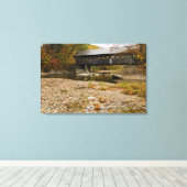 Overdekte brug van Newry over rivier in de herfst Canvas Afdruk (Insitu (Houten vloer))