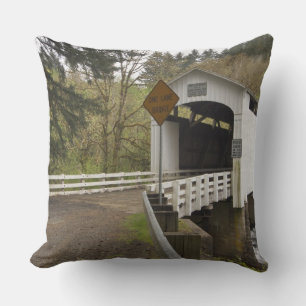 Overdekte brug Wild Cat, Lane County, Oregon Kussen