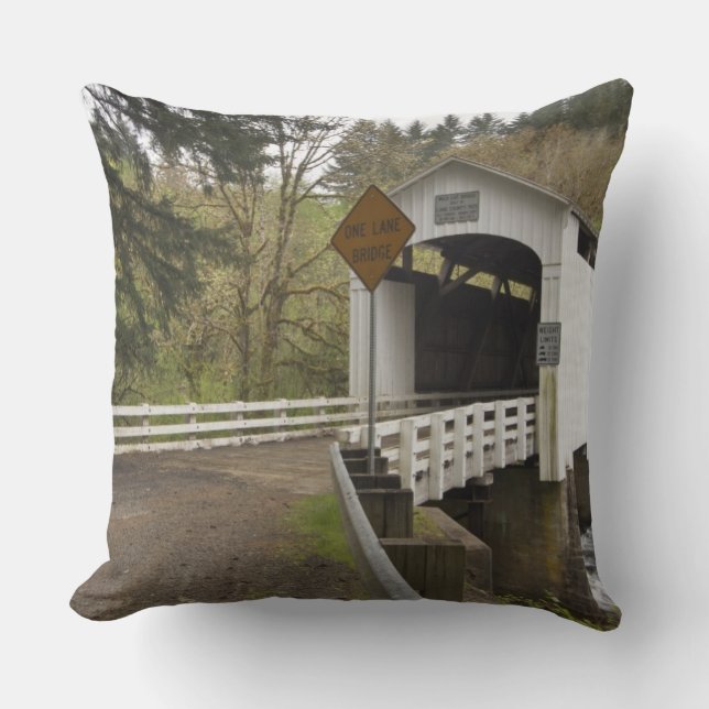 Overdekte brug Wild Cat, Lane County, Oregon Kussen (Voorkant)