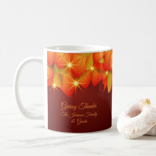 Overeenkomende Thanksgiving Oranje Leaf Name Year Koffiemok (Met donut)