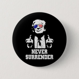 Overgave President Donald Trump Middelvinger Ronde Button 5,7 Cm