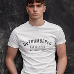 Overgenummerd | Pap van Girls Modern Vaderdag T-shirt<br><div class="desc">Eenvoudig,  stijlvol aangepast design met een "buitengenummerd" "pap van meisjes" in een moderne,  minimalistische stijl,  die gemakkelijk kan worden gepersonaliseerd met de namen van uw kind. Het perfecte cadeau voor je speciale meisje vader op zijn verjaardag,  vaderdag of gewoon omdat... </div>