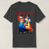 Overgeschoolde hondendame die Rosie de Riveter ste T-shirt (Design voorkant)