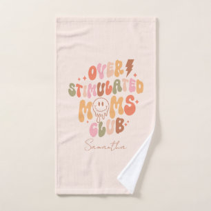 Overgestimuleerde Moms Club - Relatable en Real Bad Handdoek