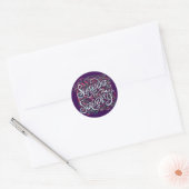 Overgeven aan Serendipiteit Ronde Sticker (Envelop)
