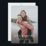 Overjoyed verticale fotovakantie bewaar de datum save the date<br><div class="desc">Als je dolblij bent dit vakantieseizoen, is deze verticale één-foto kaart perfect voor het aankondigen van elk verheugend nieuws - verloving, bruiloft, zwangerschap, baby. Het is veelzijdig en bevat een witte gespikkelde backer die kan worden aangepast met uw kleurkeuze (klik op de knop "Aanpassen" om toegang te krijgen tot kleuropties)....</div>