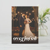 Overjoyed verticale pasgetrouwde feestdagenkaart (Staand voorkant)