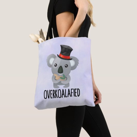 Overkoalafied Pun Cute Koala in Top Hat Tote Bag (Dichtbij)