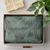 Overlappende groene varenbladeren op donkere achte tissuepapier (Geschenk)