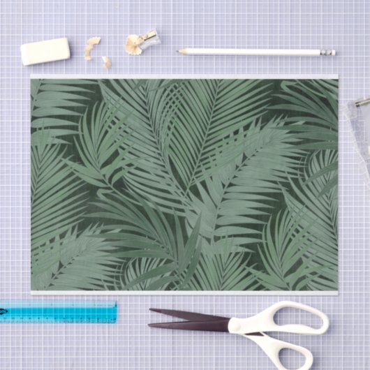 Overlappende groene varenbladeren op donkere achte tissuepapier (Craft)