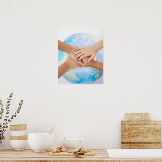 Overlappende handen en een wereldbol poster (Keuken)