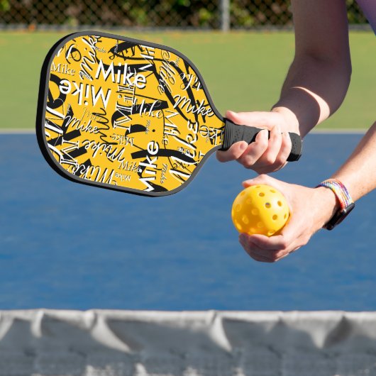 Overlappende naam herhalen over geel pickleball paddle (Insitu)