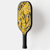 Overlappende naam herhalen over geel pickleball paddle (Links)