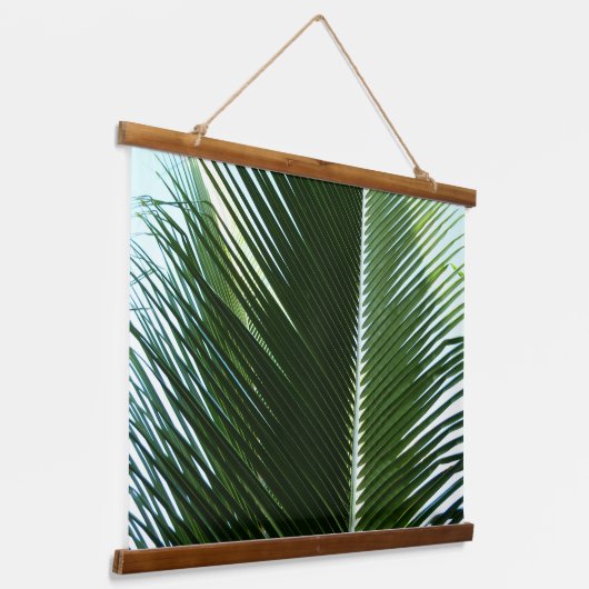 Overlapping Palm Fronds Tropical Green Abstract Hangend Wandkleed (Gebogen)
