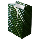 Overlapping Palm Fronds Tropical Green Abstract Medium Cadeauzakje (Achterkant Gekanteld)