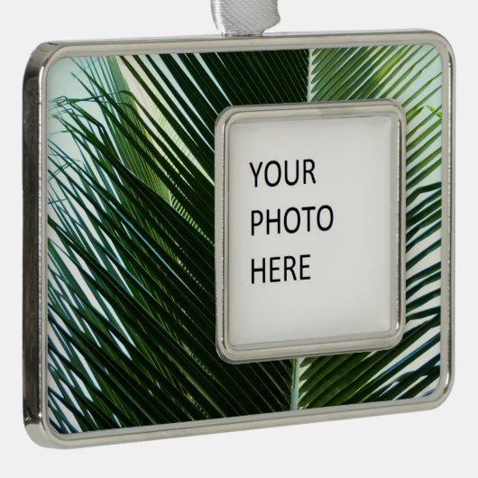 Overlapping Palm Fronds Tropical Green Abstract Verzilverd Omlijst Ornament (Rechts)