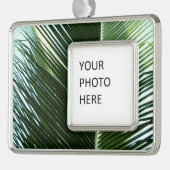 Overlapping Palm Fronds Tropical Green Abstract Verzilverd Omlijst Ornament (Links)