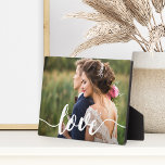Overlay-foto van Love Script Fotoplaat<br><div class="desc">De eenvoudige en moderne plak van het het sleutelspel van de trouwfoto kenmerkt uw favoriete horizontale of landschapsgeoriënteerde foto met "liefde"als witte tekstbekleding in hand letterd kalligrafiekmanuscript.</div>