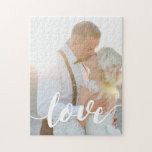 Overlay-foto van Love Script Legpuzzel<br><div class="desc">Pas deze fotopuzzel met een favoriete verticale of portretgeoriënteerde bruiloft of foto van het verloving aan,  met "liefde"die over als tekstbekleding in het witte schrijven van het calligrafische manuscript wordt geknipt.</div>