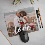 Overlay-foto van Love Script Muismat<br><div class="desc">Creëer een lief keepasje van je verloving, bruiloft, of een speciaal moment met deze schattige foto-mousepad. Voeg uw favoriete horizontale/landschapsgeoriënteerde foto toe met "liefde" die is omgeven in witte, handgeschreven stijl moderne kalligrafie.</div>