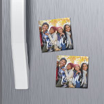 Overlay-foto voor script magneet<br><div class="desc">Deel een favoriete alledaagse,  vakantie- of familiefoto op onze vierkante magneten met "familie" in een modern wit handgeschreven script onderaan. Maakt grootouders een groot veetstootje!</div>