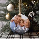 Overlay foto's en naam van het script van het gezi keramisch ornament<br><div class="desc">Houd een constante herinnering aan uw belangrijkste prioriteit in de buurt met deze mooie familiekleutel. Voeg aan elke kant een favoriete foto toe,  met "familie" overlay in witte scriptletters en jouw naam(s) onder.</div>