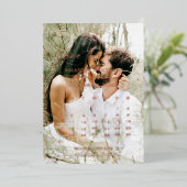 Overlay Gouden Kalender Bruiloft Sla de datum op Folie Uitnodiging (Staand Voorkant)