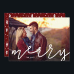 Overlay van de Foto Merry Script Feestdagenkaart<br><div class="desc">Betaalbare aangepaste fotokaarten voor vakanties met eenvoudige sjablonen voor aanpassing. De voorzijde kenmerkt "vrolijke"groet in een moderne hand-brief de bekleding van het stijlmanuscript op uw volledige aftapfoto. Gebruik de ontwerphulpmiddelen om doopvonten en kleuren uit te geven of meer foto's te uploaden aan creëer een uniek van een van de vriendelijke...</div>