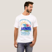 Overleefde de Tsunami - Hawaii 2025 Vakantie T-shirt (Voorkant volledig)