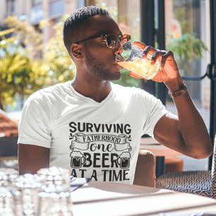 Overleven van het vaderschap, een biertje per keer t-shirt