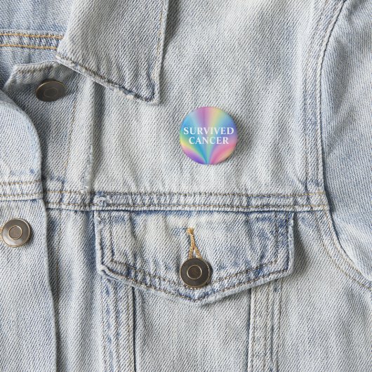 Overlevende Button - Pastel Rainbow Badge (In situ)