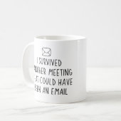 Overlevende een andere vergadering die een... koffiemok (Voorkant links)