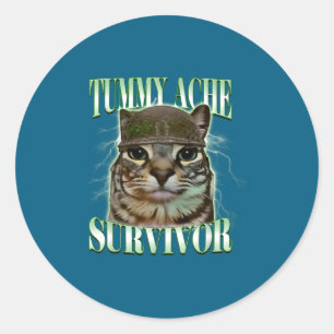 Overlevende kat met buikpijn meme grappige humor s ronde sticker