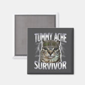 Overlevende kat met buikpijn meme grappige spreuk magneet (Voorkant / Achterkant)