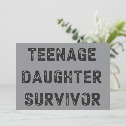 Overlevende Tienerdochter Grappige Vaderdag Humor Kaart (Staand voorkant)