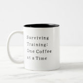 Overlevende training, grappige quote van student tweekleurige koffiemok (Links)
