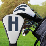 Overmaats Initiaal minimalistisch zilver grijs en  Golfheadcover<br><div class="desc">Vet en minimalistisch, aangepaste golfkafdekking, met keuze uit initiaal. Dit ontwerp is voorzien van een overmaatse serif typografie in donkerblauw op een zilveren grijze achtergrond. De sjabloon is ingesteld om de brief te wijzigen, maar als u de kleuren ook wilt bewerken, klikt u op "Verder aanpassen" of stuurt u me...</div>