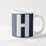 Overmaats Monogram Initiaal in donkerblauw en grij Grote Koffiekop<br><div class="desc">Vette en eenvoudige, aangepaste jumbo-mok met uw keuze uit initiaal. Het ontwerp is voorzien van een serif-typografie met overmaat in zilvergrijs op een donkerblauwe achtergrond. De sjabloon is ingesteld om de brief te wijzigen, maar als u de kleuren ook wilt bewerken, klikt u op "Verdere aanpassing" of stuurt u mij...</div>