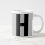 Overmaats Monogram Initiaal in grijs en zwart Grote Koffiekop<br><div class="desc">Vette en eenvoudige, aangepaste jumbo-mok met uw keuze uit initiaal. Het ontwerp kenmerkt overmaatse sans serif typografie in zwart op een grijze achtergrond. De sjabloon is ingesteld om de brief te wijzigen, maar als u de kleuren ook wilt bewerken, klikt u op "Verdere aanpassing" of stuurt u mij een bericht...</div>