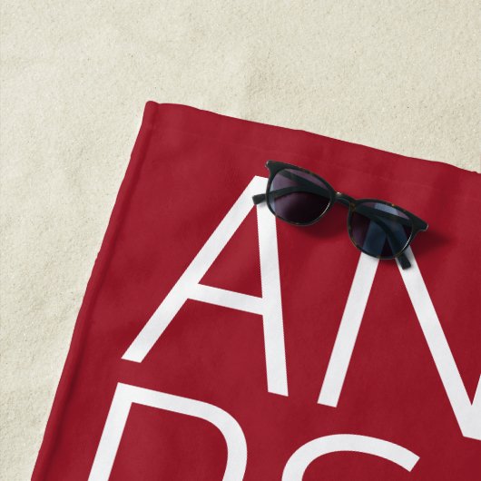 Overmaatse letters Familienaam Rood Strandlaken (In situ)